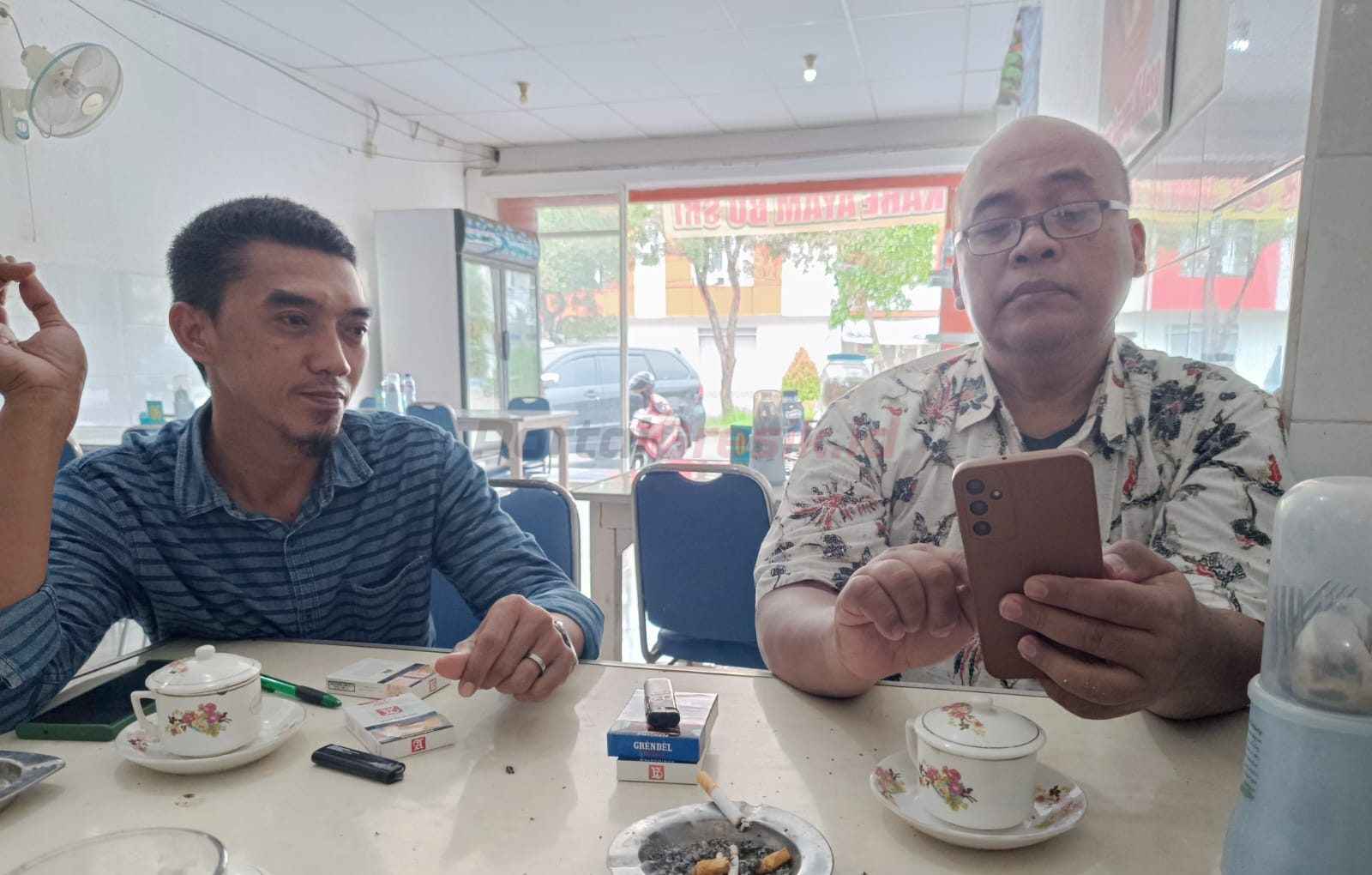 Notaris PPAT Husen Basri (kanan) dan Freelance pengurus siteplan Masood Zuanes (kiri)