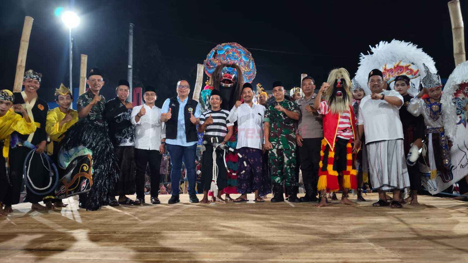 Wakil Bupati Gresik dr. Ashluchul Alif beserta para tamu undangan dalam acara pentas seni pencak silat tradisional bertajuk ‘Tasyakuran dan Halal Bihalal’ yang digelar Ikatan Pencak Silat Tradisional Burung Sikatan di Lapangan Desa Bungah, Kecamatan Bungah, Kabupaten Gresik.