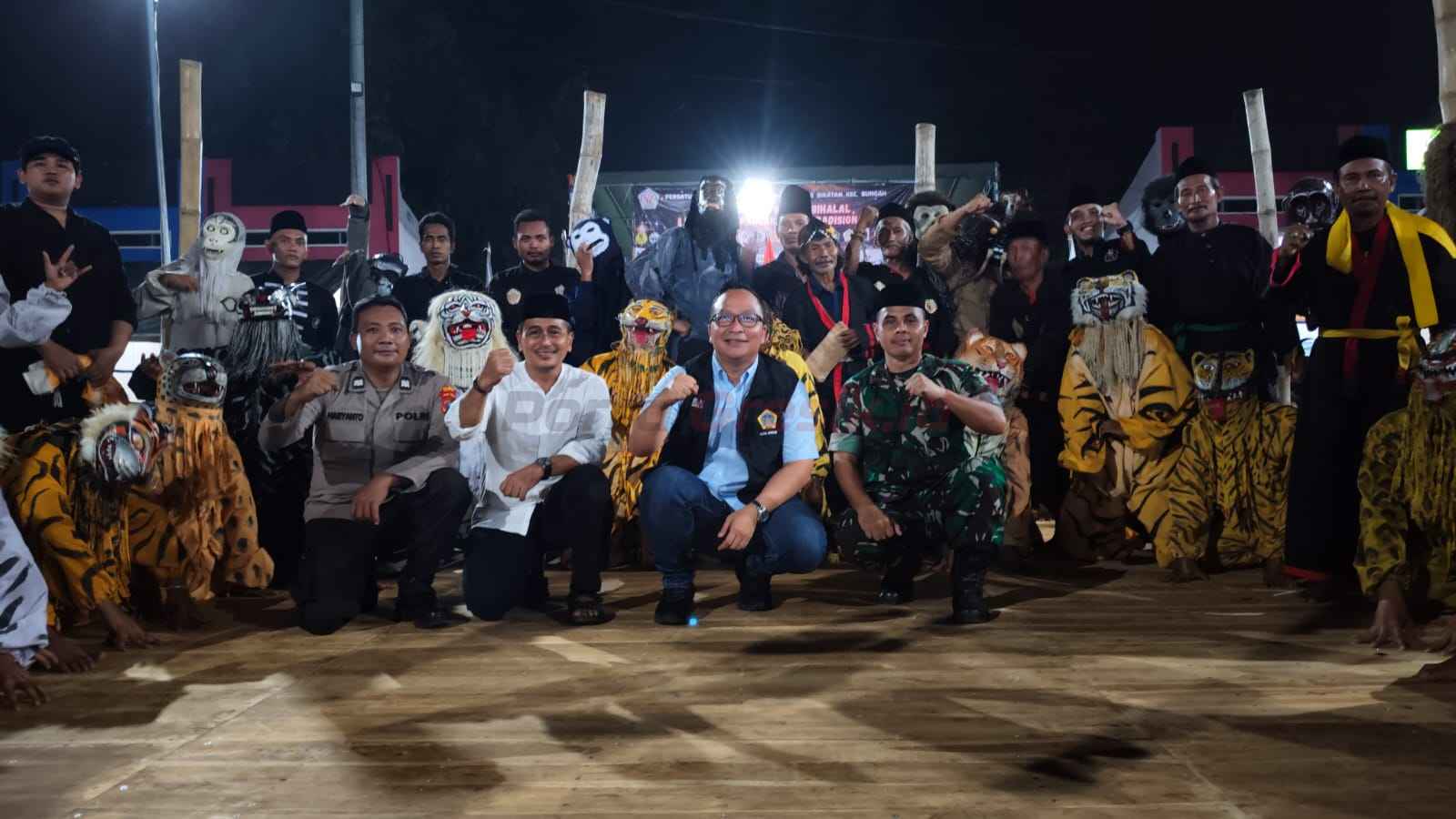 Wakil Bupati Gresik dr. Ashluchul Alif beserta para tamu undangan dalam acara pentas seni pencak silat tradisional bertajuk ‘Tasyakuran dan Halal Bihalal’ yang digelar Ikatan Pencak Silat Tradisional Burung Sikatan di Lapangan Desa Bungah, Kecamatan Bungah, Kabupaten Gresik.
