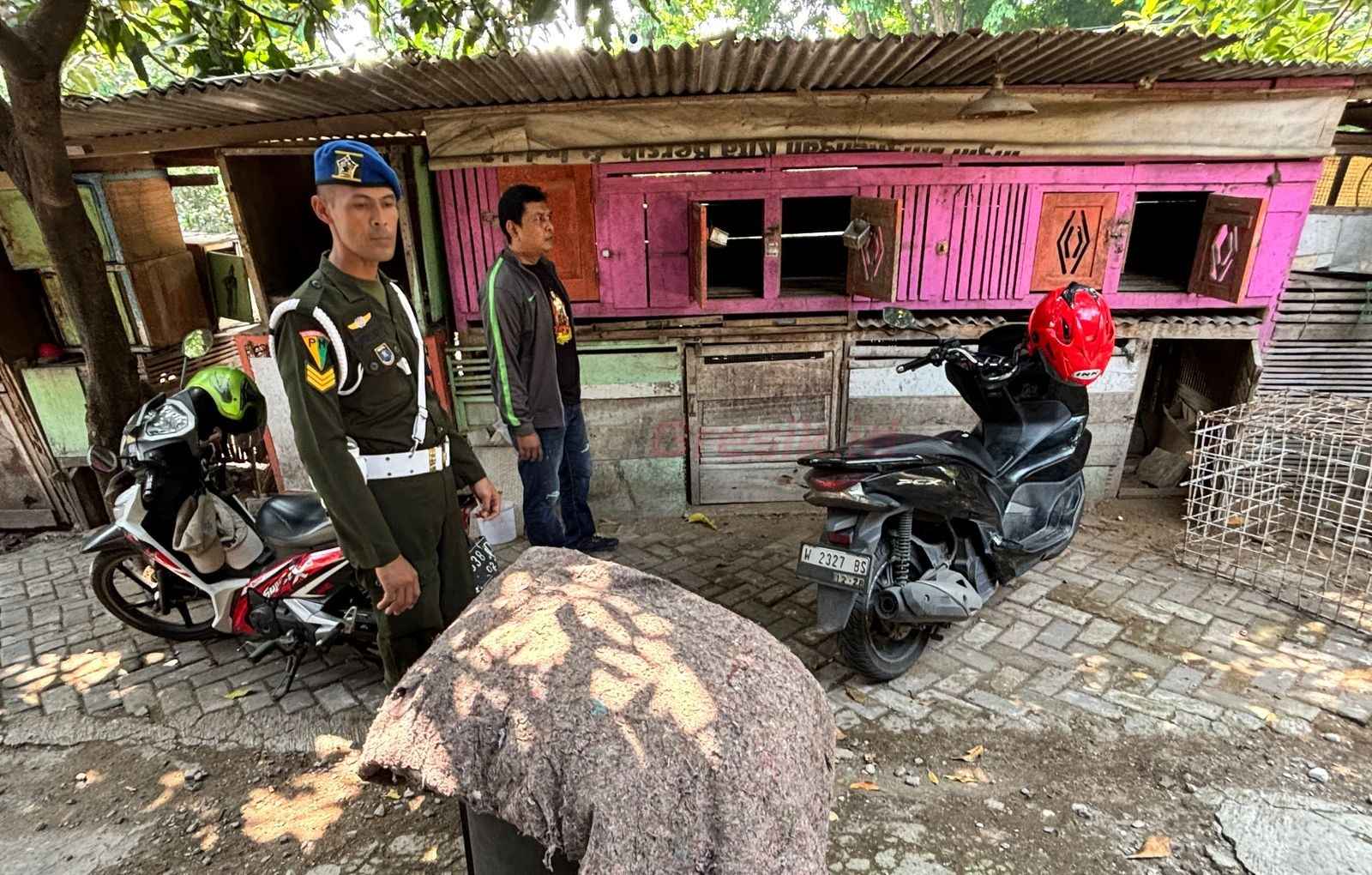 jajaran Polsek Kebomas bersama personel CPM Gresik dan Koramil Kebomas menggelar inspeksi mendadak (sidak) ke sebuah warung di Jl RA Kartini 8/75, RT 002 RW 004, Kelurahan Sidomoro, Kecamatan Kebomas, Kabupaten Gresik, pada Sabtu (19/4/2025).
