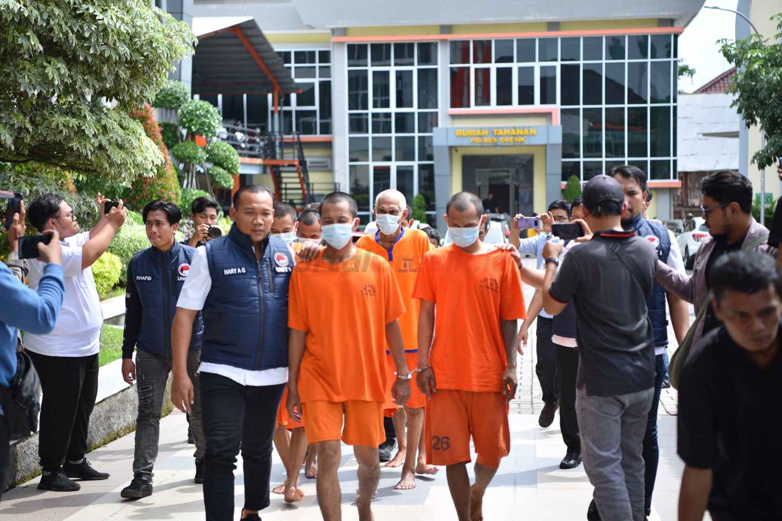 Polres Gresik menggelar kegiatan Press Conference terkait pengungkapan jaringan peredaran narkoba dan kasus curanmor di halaman Mapolres Gresik. Senin (21/04/2025)