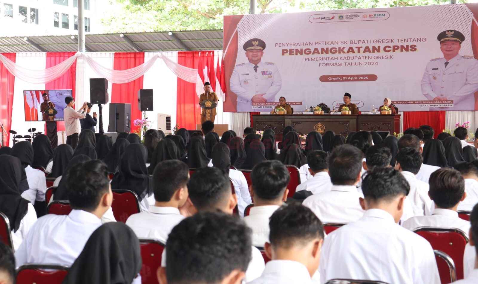Sebanyak 474 CPNS menerima SK Pengangkatan dalam sebuah upacara yang digelar di halaman belakang Kantor Bupati Gresik pada Senin (21/4).