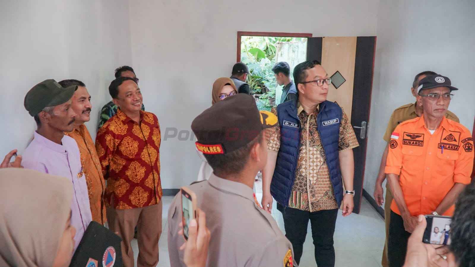 Wakil Bupati Gresik, dr. Asluchul Alif, secara simbolis menyerahkan kunci rumah tahan gempa kepada warga terdampak gempa bumi di Pulau Bawean.