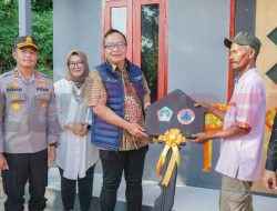 Wabup Gresik Asluchul Alif Serahkan Kunci Rumah Tahan Gempa bagi Warga Terdampak di Pulau Bawean