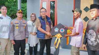 Wakil Bupati Gresik, dr. Asluchul Alif, secara simbolis menyerahkan kunci rumah tahan gempa kepada warga terdampak gempa bumi di Pulau Bawean.