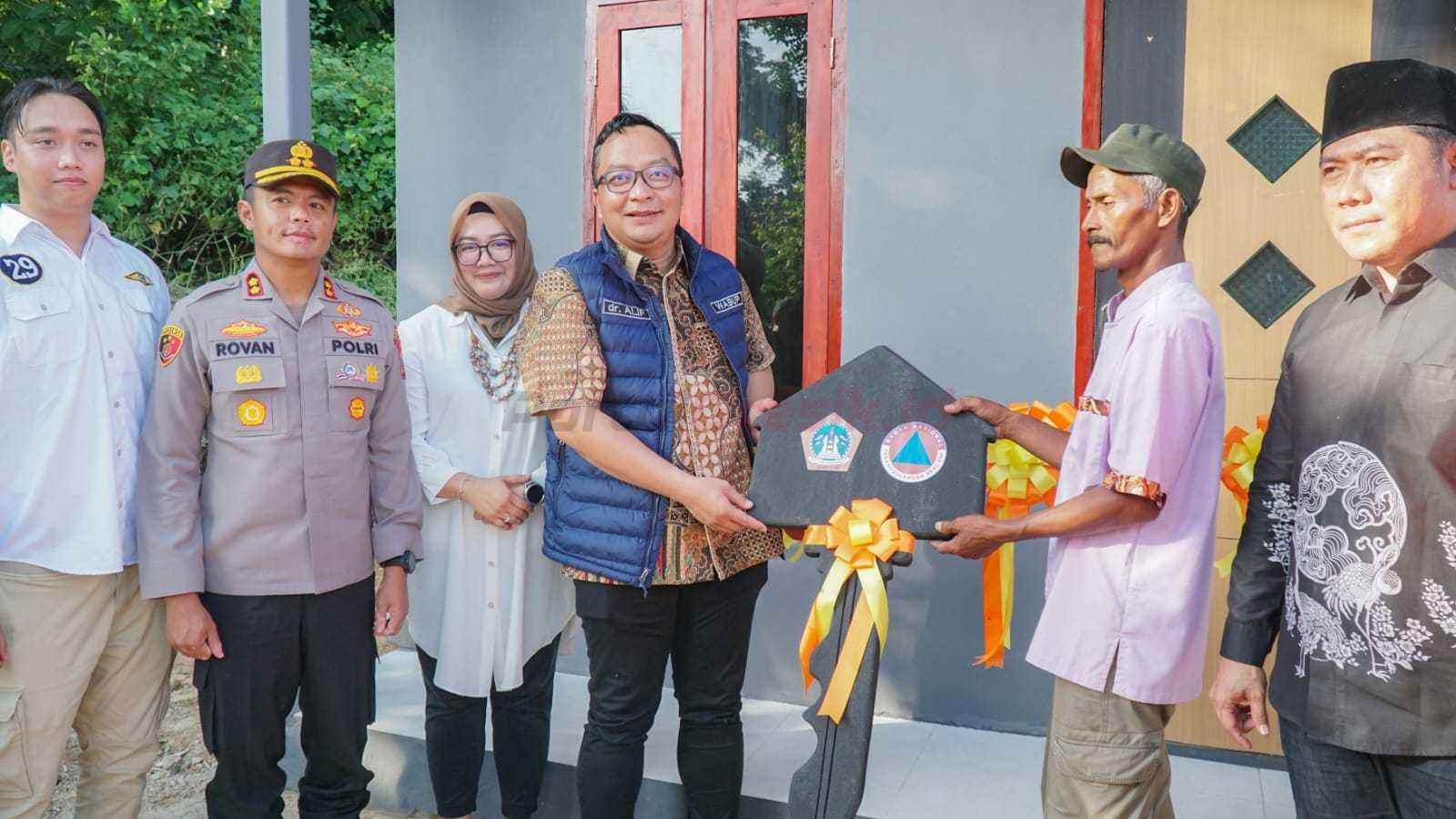 Wakil Bupati Gresik, dr. Asluchul Alif, secara simbolis menyerahkan kunci rumah tahan gempa kepada warga terdampak gempa bumi di Pulau Bawean.