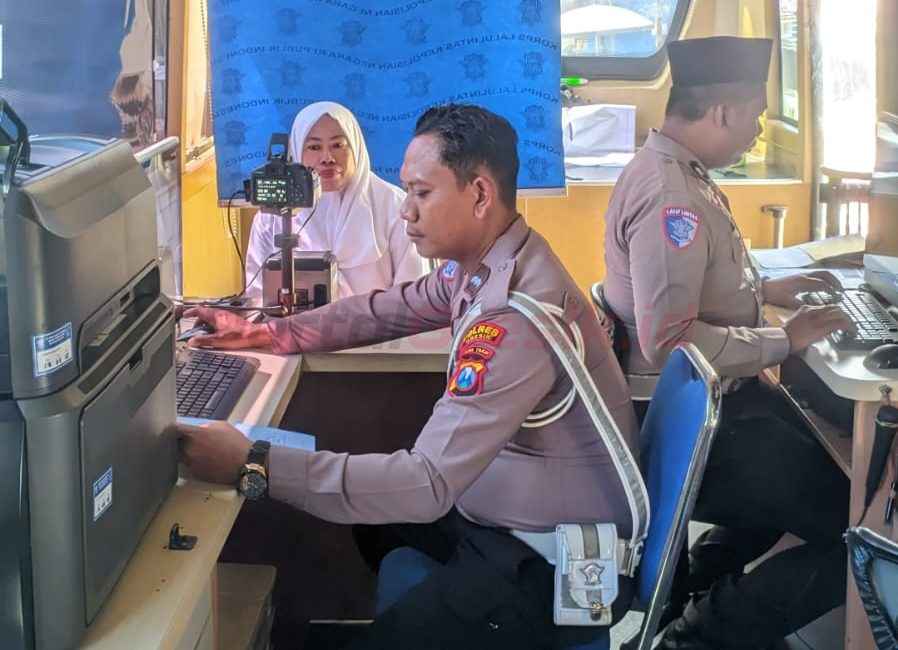 Layanan perpanjangan Surat Izin Mengemudi (SIM) Keliling dan SIM Online Nasional Presisi (SINAR) di Kecamatan Tambak, Kabupaten Gresik. Kegiatan ini resmi dimulai pada Rabu, 23 April 2025 dan akan berlangsung selama tiga hari.