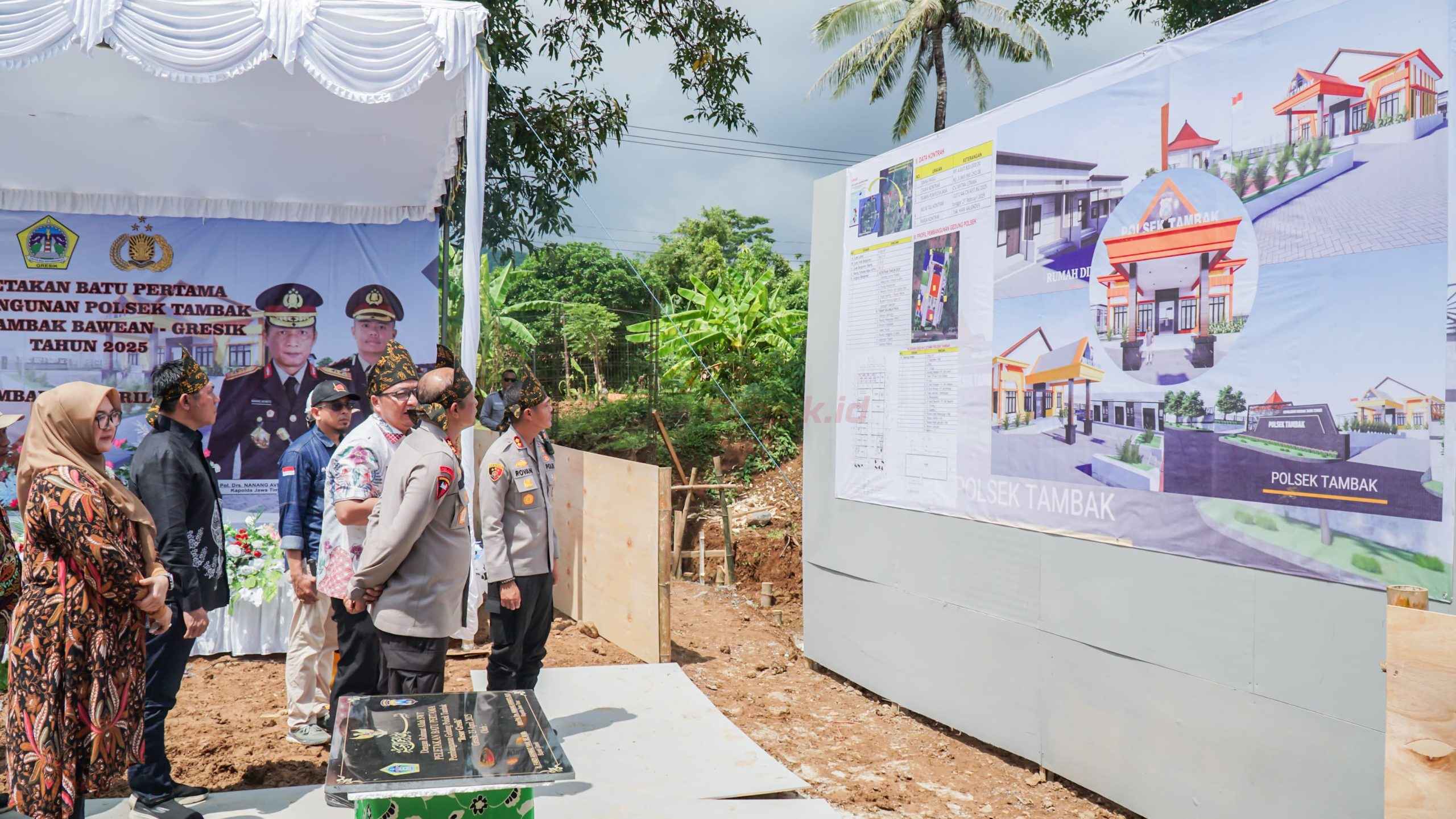 Pembangunan fasilitas kepolisian yang representatif di Pulau Bawean resmi dimulai. Ditandai dengan peletakan batu pertama, proyek pembangunan Polsek Tambak, Kecamatan Tambak, Kabupaten Gresik