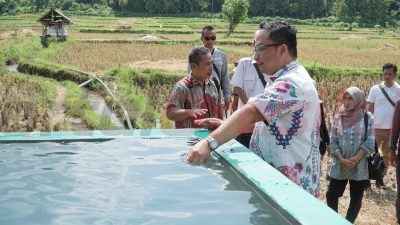 Wakil Bupati Gresik, dr. Asluchul Alif, saat melakukan peninjauan langsung program irigasi perpipaan di Desa Kepuh Teluk Pulau Bawean, hasil sinergi antara TNI Angkatan Darat dan Dinas Pertanian.