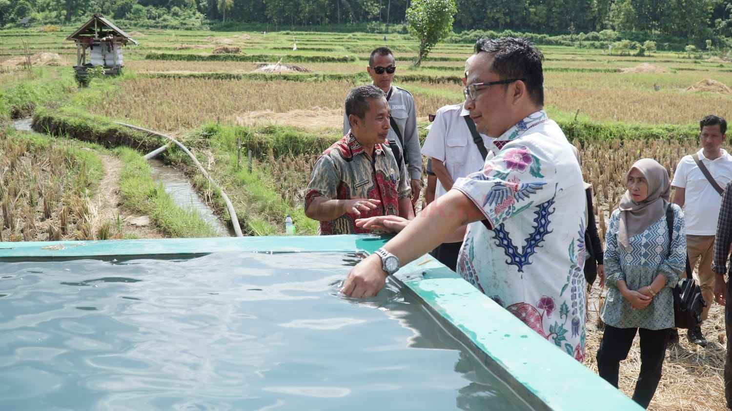 Wakil Bupati Gresik, dr. Asluchul Alif, saat melakukan peninjauan langsung program irigasi perpipaan di Desa Kepuh Teluk Pulau Bawean, hasil sinergi antara TNI Angkatan Darat dan Dinas Pertanian.