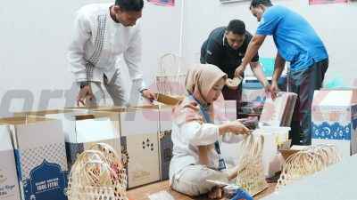 Karyawan Rumah BUMN SIG di Rembang mengisi hampers box dengan produk-produk UMKM Rembang di Galeri RB Rembang.