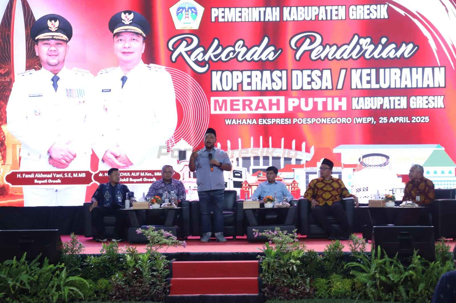 Bupati Gresik Fandi Akhmad Yani saat gelar Rakorda Pendirian Koperasi Merah Putih Serentak di Desa/Kelurahan se-Kabupaten Gresik, di WEP, Jumat (25/04/2025).
