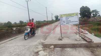 Kuatkan Perekonomian Masyarakat, Pemdes Palebon Duduksampeyan Lanjutkan Proyek Revitalisasi Jalan Poros Desa