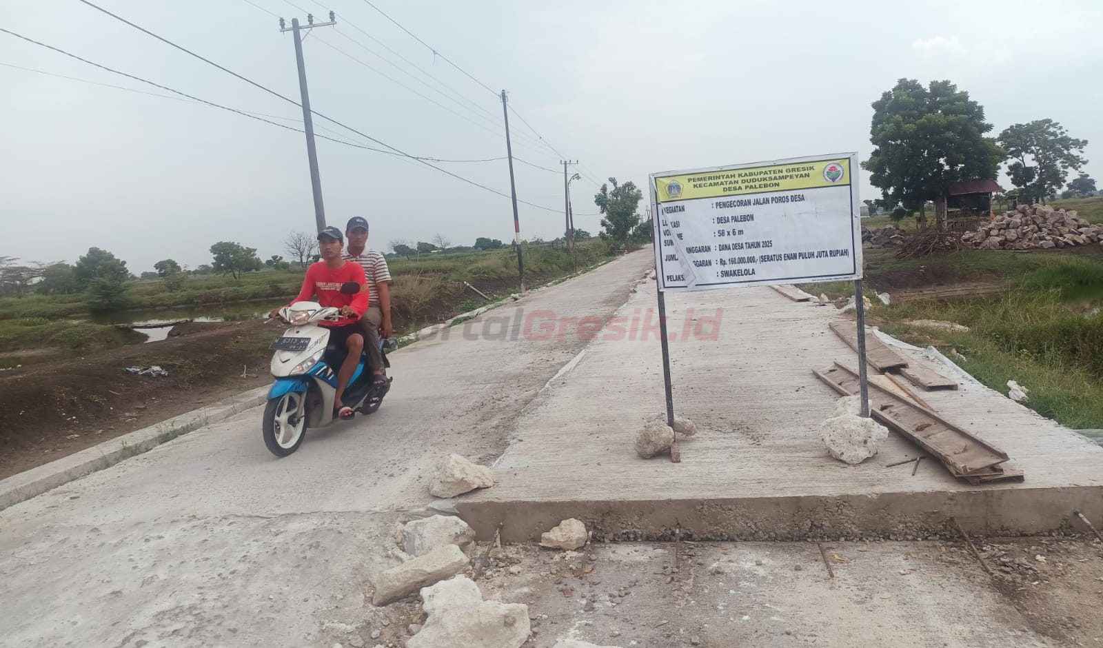 Proyek revitalisasi jalan poros desa, sejauh 58 meter dengan lebar 6 meter dan ketinggian mencapai 20 sentimeter, Pemdes Palebon Duduksampeyan.