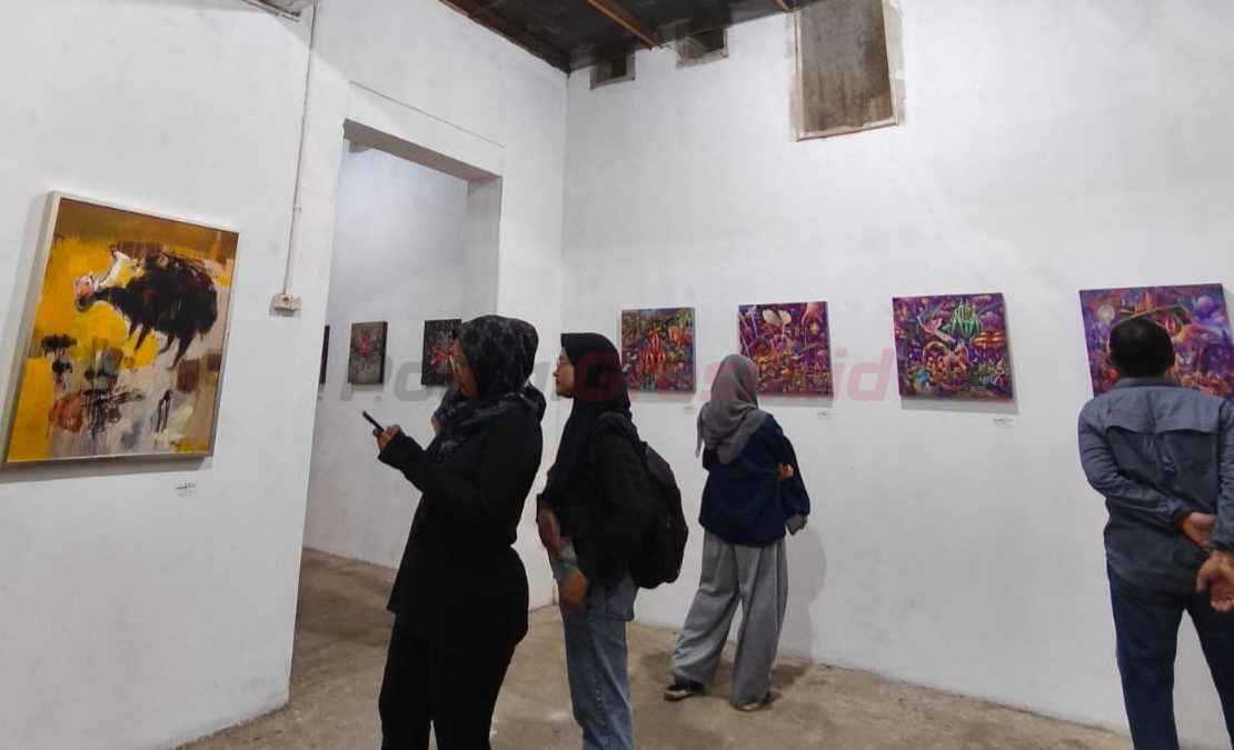Pameran lukisan Gerakan Senirupa Gresik (Gasrug) di Galeri loteng, Sualoka.Hub, Jl. Nyai Ageng Arem-Arem Gg.3 No.20, Kel. Pekelingan Gresik, Kampung kemasan. Dimulai sejak 26 April- 26 Mei 2025.