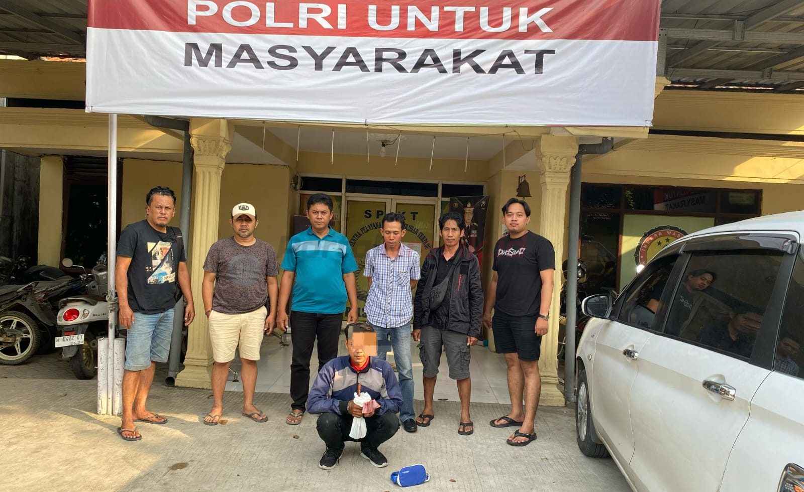 ARR Pelaku pembobolan Alfamart Metatu saat diamankan Satreskrim Polres Gresik.