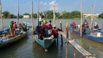 Setelah vakum selama 28 tahun, tradisi Kajak'an Nelayan di Desa Randuboto, Kecamatan Sidayu, Kabupaten Gresik, akhirnya kembali digelar.