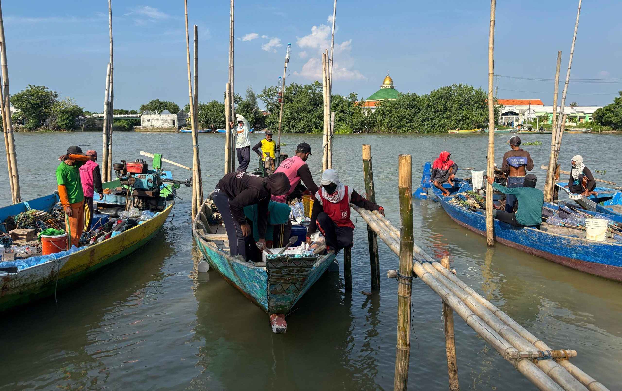 Setelah vakum selama 28 tahun, tradisi Kajak'an Nelayan di Desa Randuboto, Kecamatan Sidayu, Kabupaten Gresik, akhirnya kembali digelar.