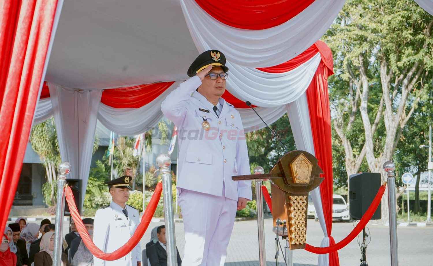 Wakil Bupati Gresik Asluchul Alif saat memimpin upacara peringatan Hari Otonomi Daerah (Otda) ke-XXIX tahun 2025 di halaman Kantor Bupati Gresik, Senin (28/4/2025).