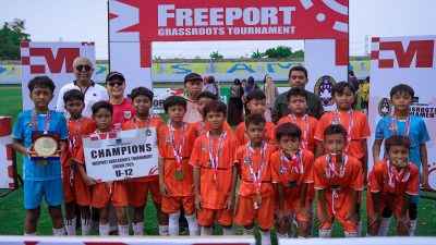 (Ki – ka belakang) Exco PSSI Ahmad Riyadh, Vice President Business Process Smelting dan Refining PTFI Aripin Buman, Asprov PSSI Jatim, Djoko Tetuko Sekum, Asosiasi Kabupaten PSSI Gresik Moh. Rofiqi berfoto bersama pemenang U-12 FGT 2025 di Gresik, SSB Sindogres.