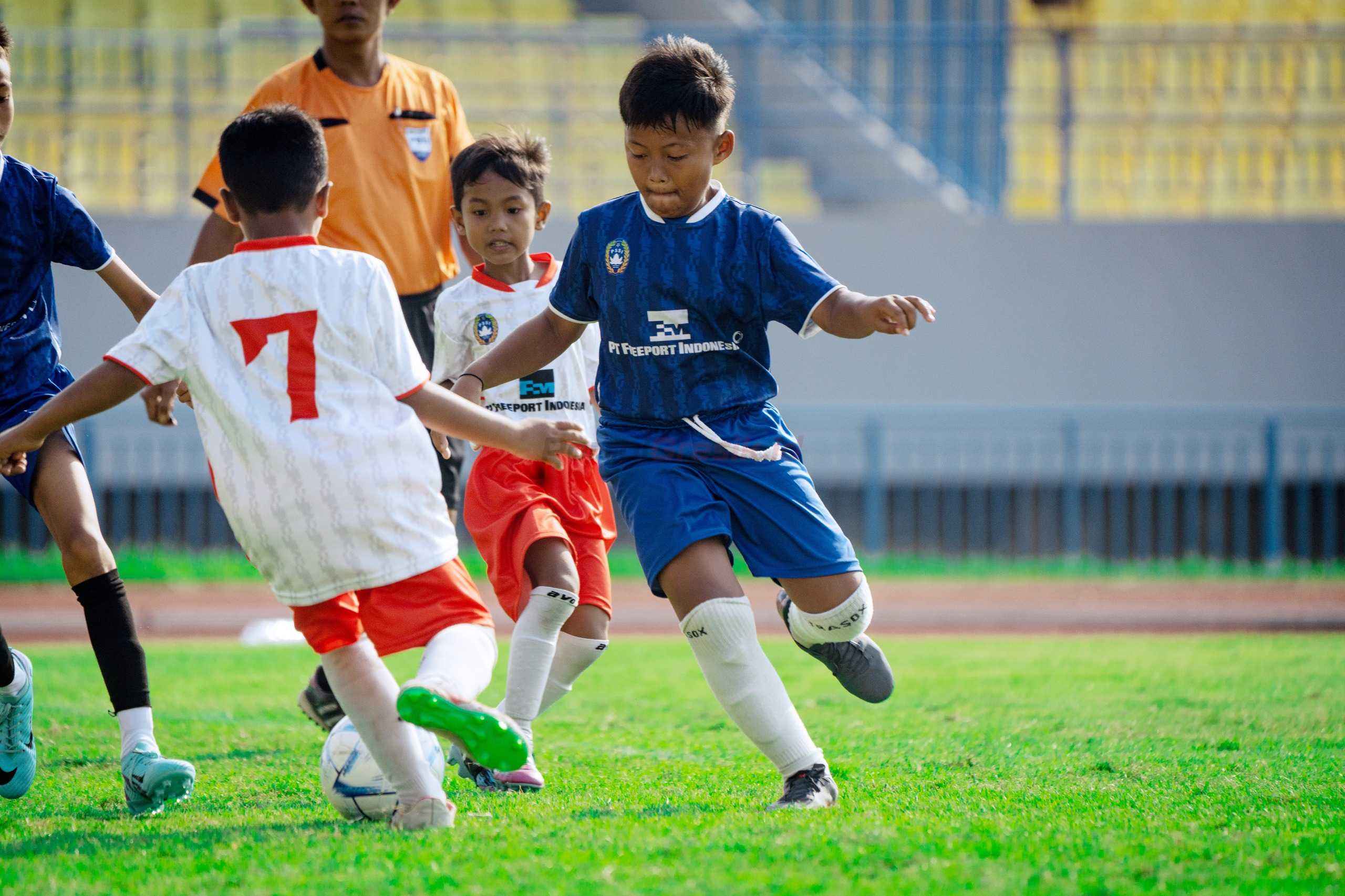 Tim SSB Putra Raharja menghadapi SSB Perkesa Sambo dalam pertandingan U10 Freeport Grassroots Tournament (FGT) 2025 di Stadion Gelora Joko Samudro, Gresik, Jawa Timur.