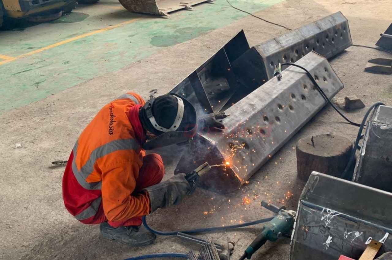 Karyawan PT Granada Andalusia Perkasa melakukan proses welding (pengelasan) di workshop PT Granada Andalusia Perkasa, Kabupaten Aceh Besar, Provinsi Aceh, pada produk bucket elevator sebagai alat pengangkut raw material untuk digiling di raw mill dalam proses produksi semen.