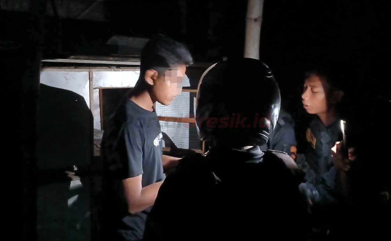 Tim Raimas Kalam Munyeng saat mengamankan terduga pelaku pengedar sabu di wilayah selatan Gresik. Pada Minggu (27/04/2025) pukul 22.00 Wib.