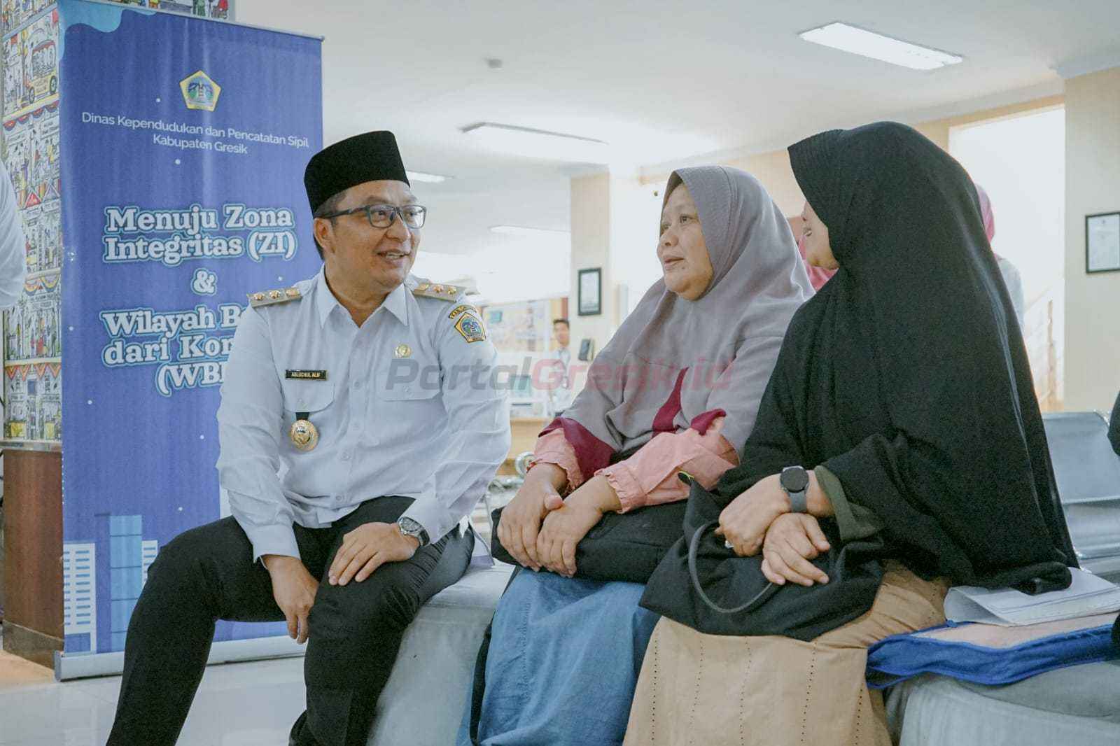 Wakil Bupati Gresik, Asluchul Alif saat mengobrol dengan salah satu pengunjung Mall Pelayanan Publik (MPP) Kabupaten Gresik pada Selasa (30/4/2025).