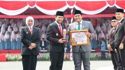 Ketua DPRD Gresik Syahrul Munir saat menerima penghargaan dari Gubernur Jatim Khofifah Indar Parawansa dan Wakil Gubernur Jatim Emil Elestianto Dardak sebagai Pengelola Jaringan Dokumentasi dan Informasi Hukum (JDIH) Terbaik III kategori Sekretariat DPRD Kabupaten/Kota se-Jawa Timur tahun 2025.