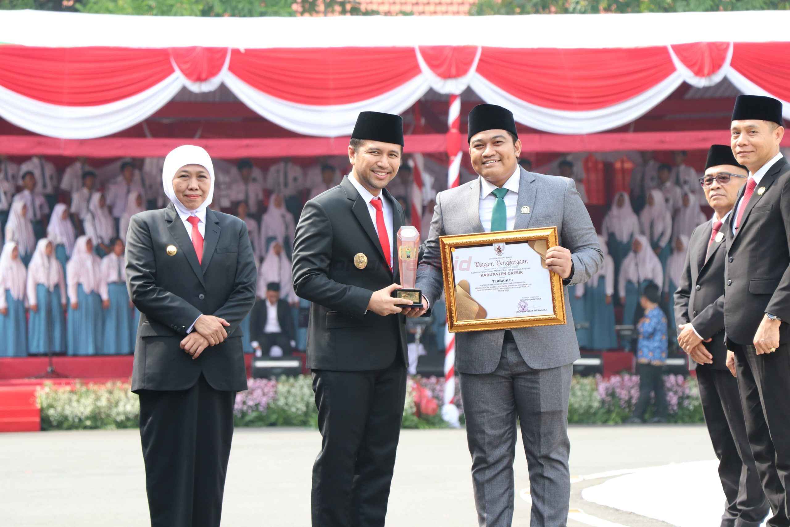 Ketua DPRD Gresik Syahrul Munir saat menerima penghargaan dari Gubernur Jatim Khofifah Indar Parawansa dan Wakil Gubernur Jatim Emil Elestianto Dardak sebagai Pengelola Jaringan Dokumentasi dan Informasi Hukum (JDIH) Terbaik III kategori Sekretariat DPRD Kabupaten/Kota se-Jawa Timur tahun 2025.