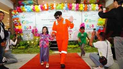 Insan Petrokimia Gresik bersama anak berkebutuhan khusus saat berjalan di atas catwalk dalam acara fashion show PG Inspiration Day di Gressmall, Gresik
