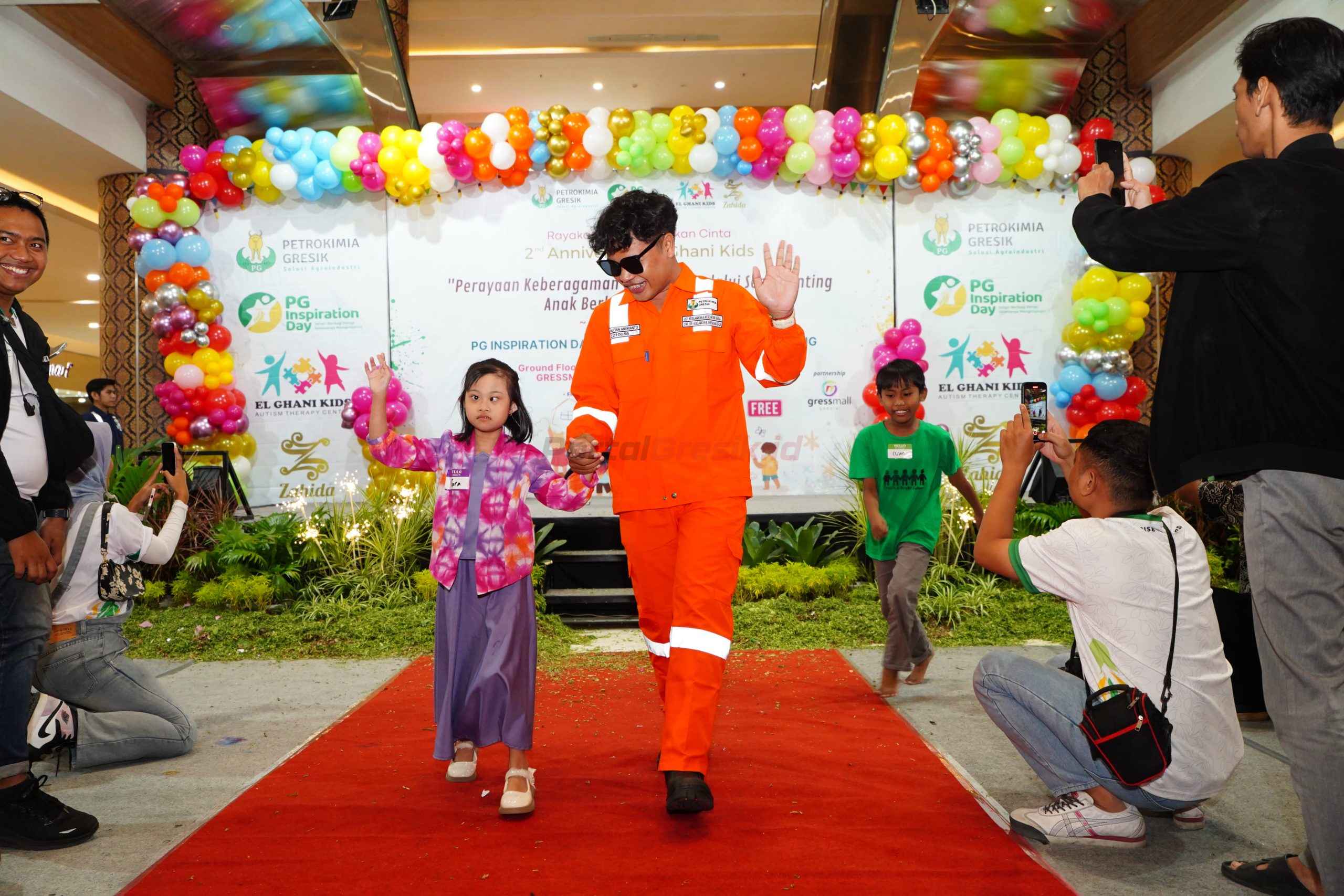 Insan Petrokimia Gresik bersama anak berkebutuhan khusus saat berjalan di atas catwalk dalam acara fashion show PG Inspiration Day di Gressmall, Gresik