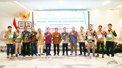 Para Pimpinan Petrokimia Gresik dan PT SGN bersama para peserta program “Agripreneur Tebu” usai penandatanganan kerja sama di Gresik