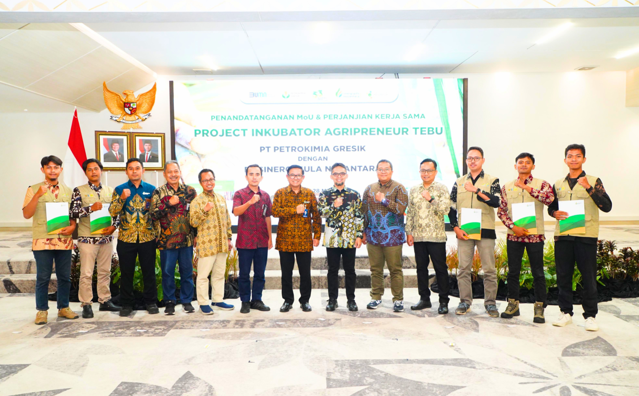 Para Pimpinan Petrokimia Gresik dan PT SGN bersama para peserta program “Agripreneur Tebu” usai penandatanganan kerja sama di Gresik