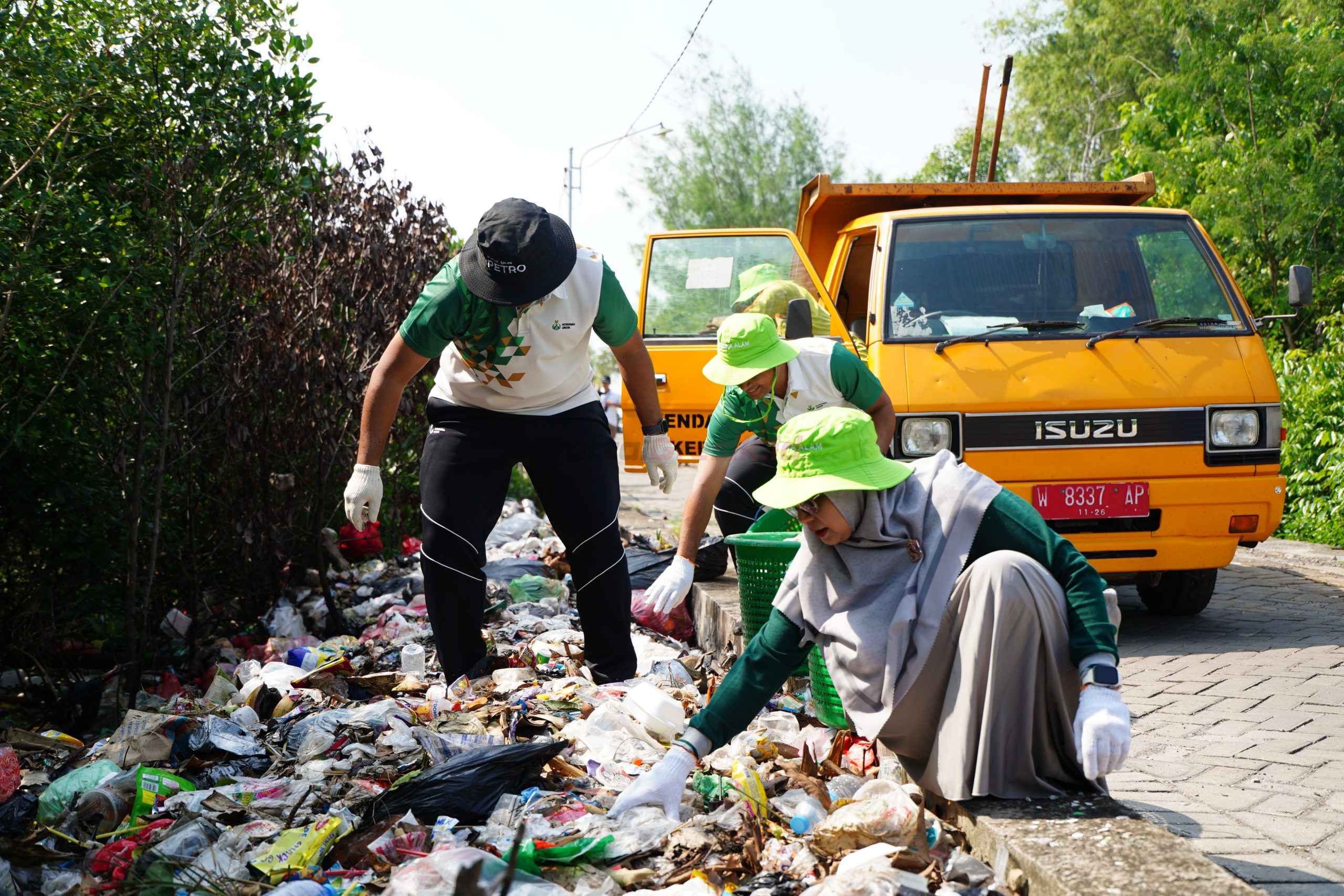 Petrokimia Gresik bersama DLH Kab. Gresik saat melakukan aksi bersih pantai di Pusat Restorasi dan Pembelajaran Mangrove (PRPM) Mengare, Desa Tanjungwidoro, Gresik