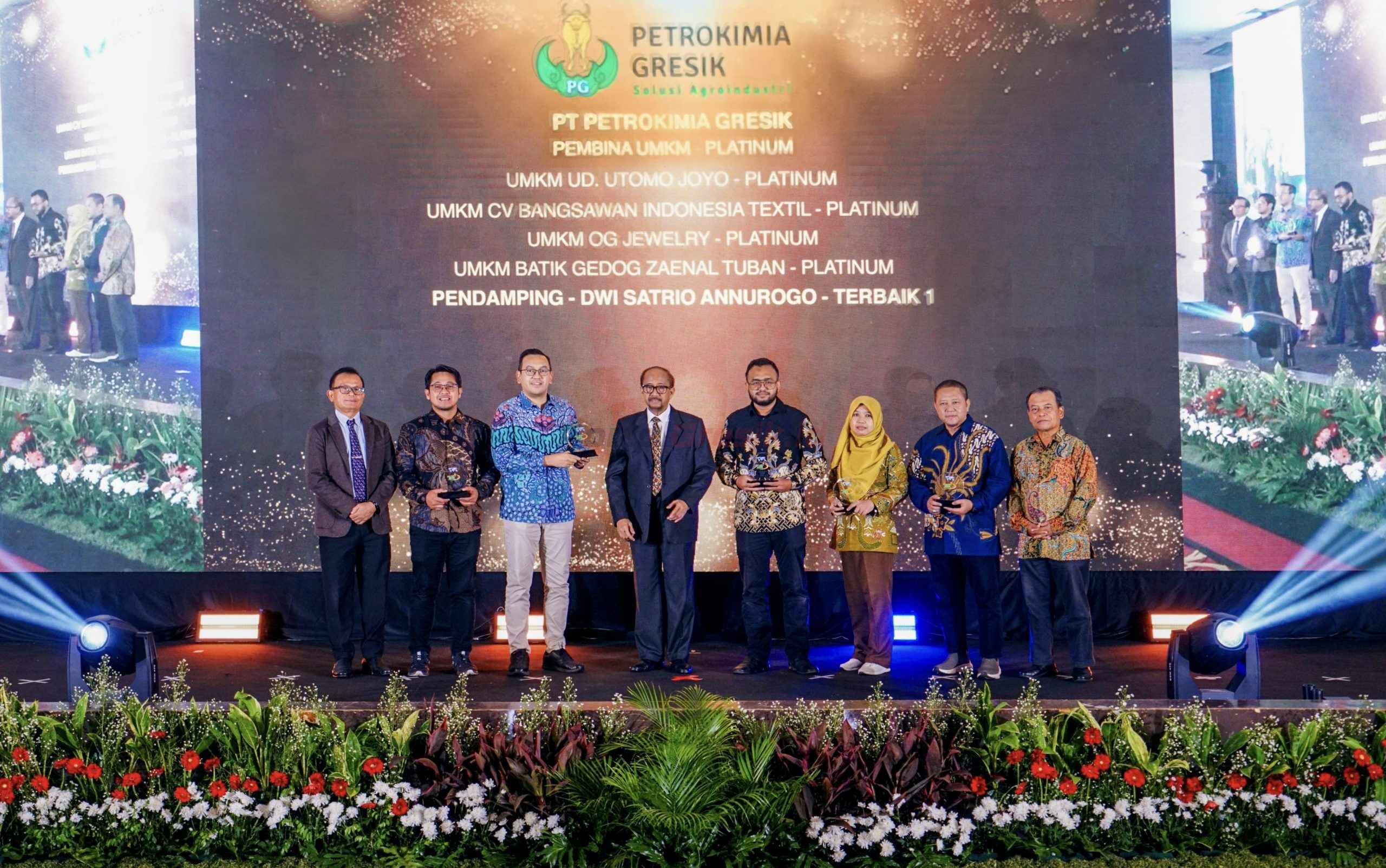SVP Sekretaris Perusahaan PG, Adityo Wibowo (3 dari kiri) saat menerima penghargaan Bina Mitra UMKM Award 2025 di Jakarta
