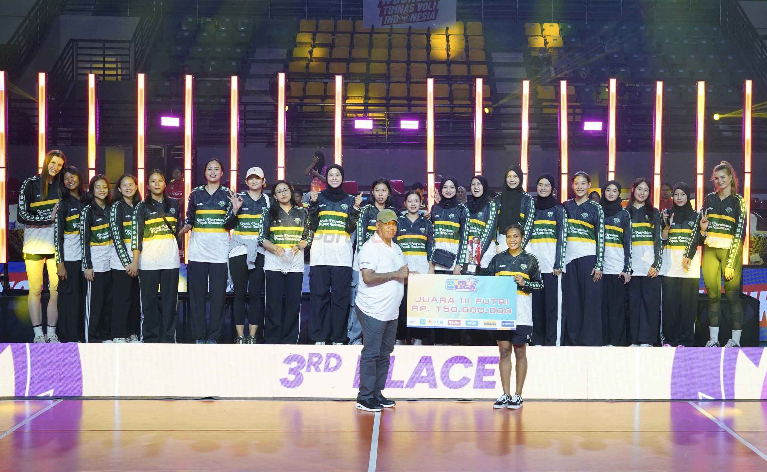 Tim Gresik Petrokimia Pupuk Indonesia (GPPI) saat awarding Juara 3 Proliga 2025 di GOR Among Rogo, Yogyakarta
