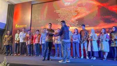 VP Komunikasi Korporat PG, Rama Yusron Harbiansyah (kiri, depan) saat menerima penghargaan SPS Awards 2025 di Jakarta