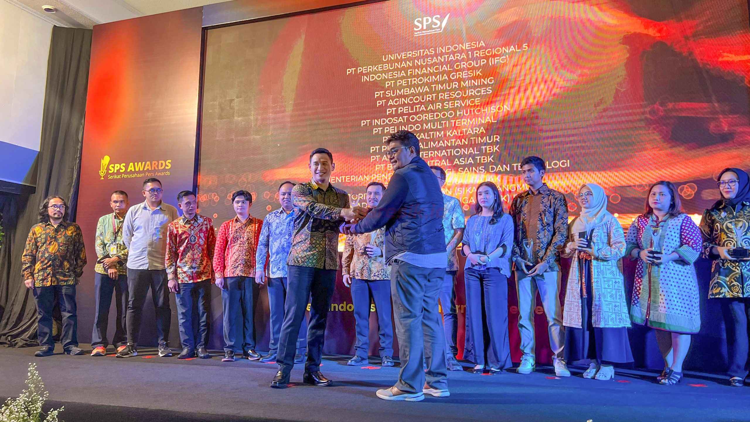 VP Komunikasi Korporat PG, Rama Yusron Harbiansyah (kiri, depan) saat menerima penghargaan SPS Awards 2025 di Jakarta