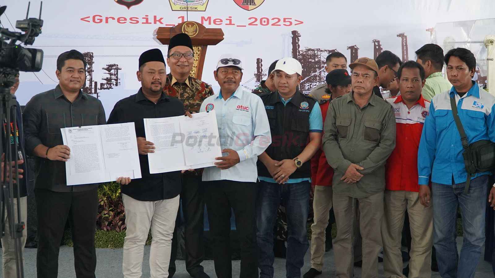 Penandatanganan kesepakatan antara Bupati Gresik dengan perwakilan serikat pekerja dan serikat buruh yang tergabung dalam Sekretariat Bersama SP/SB Kabupaten Gresik (SEKBER GRESIK), Kamis (1/5/2025).