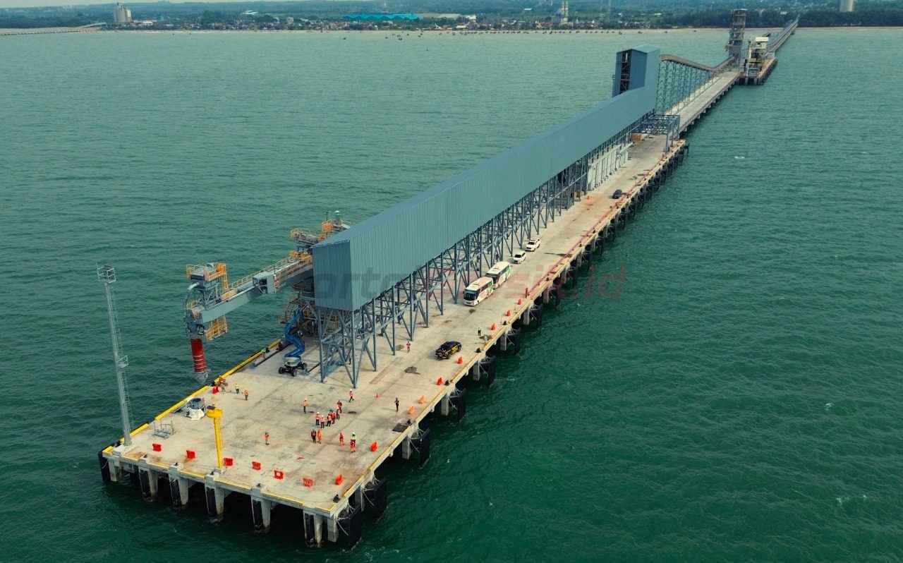 Proyek pengembangan dermaga SBI Pabrik Tuban, Jawa Timur, dilengkapi dengan fasilitas transport berupa tube conveyor sepanjang 4,1 km, tripper conveyor dan ship loader dengan kapasitas 1.000 tons per hour.