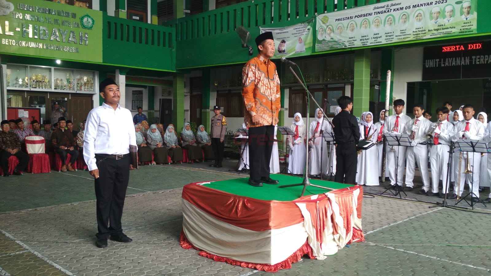 Upacara bendera memperingati Hardiknas 2025 di Desa Berwawasan Pendidikan Betoyokauman Gresik.