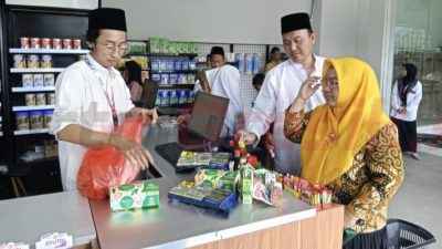 Yayasan Pondok Pesantren (YPP) Qomaruddin Bungah Gresik akhirnya resmi melaunching atau soft opening unit usaha koperasi berkonsep toserba dan food court dengan nama QOFFMART, Sabtu (3/5/2025).