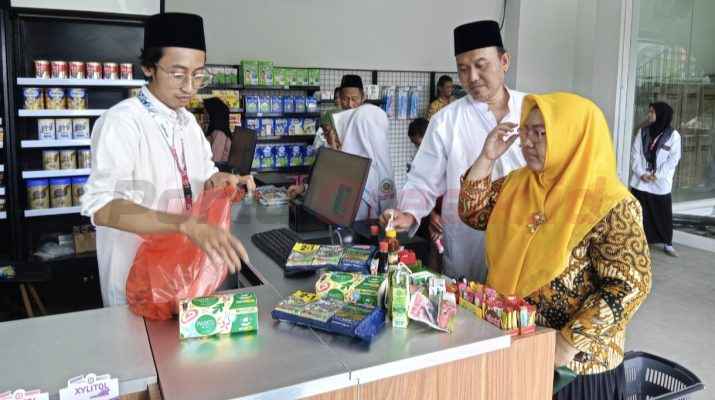 Yayasan Pondok Pesantren (YPP) Qomaruddin Bungah Gresik akhirnya resmi melaunching atau soft opening unit usaha koperasi berkonsep toserba dan food court dengan nama QOFFMART, Sabtu (3/5/2025).