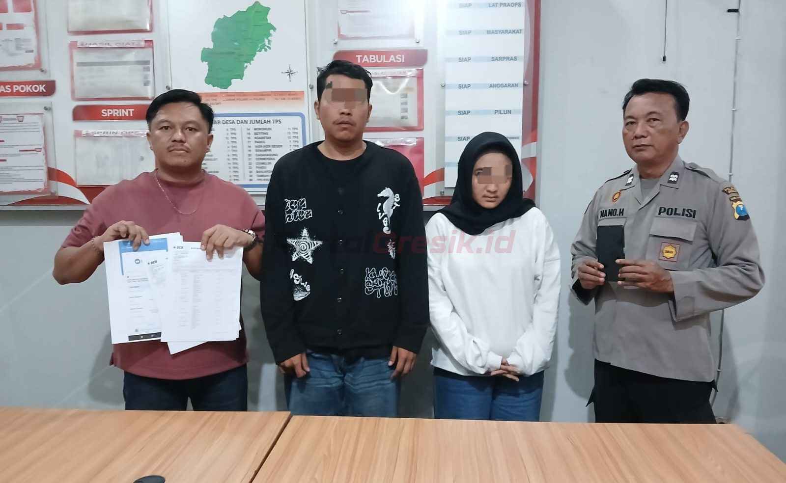 Dua pelaku kasus penipuan bermodus jomblo di media sosial, saat diamankan di Polres Gresik