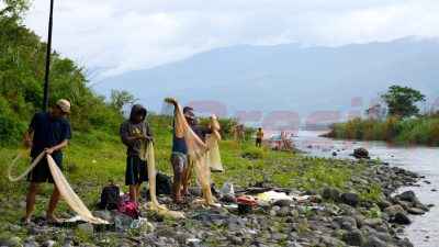 Para nelayan Nagari Sumpur mempersiapkan peralatan untuk memanen Ikan Bilih di Muaro Sungai Sumpur, Jorong Batu Baragung, Nagari Sumpur, Kabupaten Tanah Datar, Sumatra Barat, sebagai program konservasi PT Semen Padang bekerja sama dengan LPPM Universitas Bung Hatta.