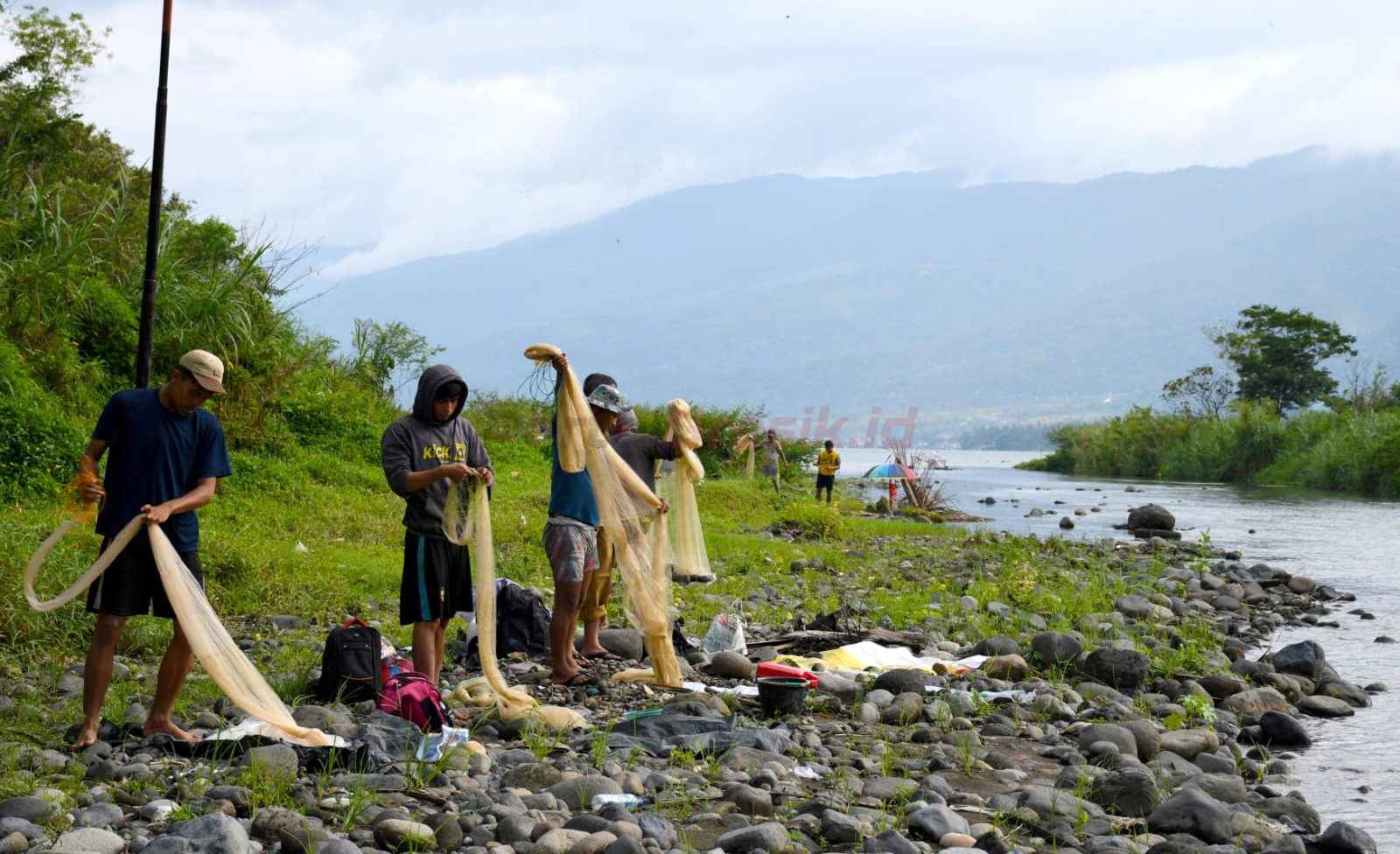 Para nelayan Nagari Sumpur mempersiapkan peralatan untuk memanen Ikan Bilih di Muaro Sungai Sumpur, Jorong Batu Baragung, Nagari Sumpur, Kabupaten Tanah Datar, Sumatra Barat, sebagai program konservasi PT Semen Padang bekerja sama dengan LPPM Universitas Bung Hatta.