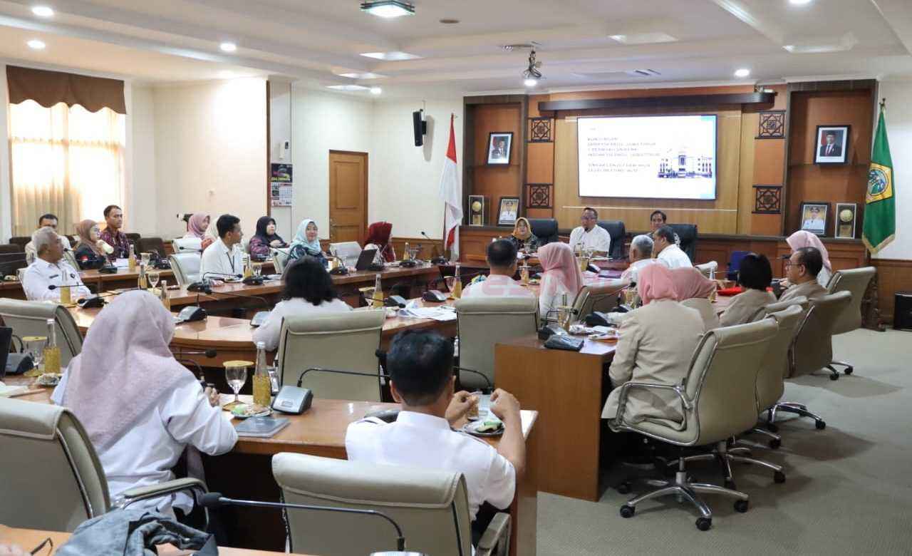 Didampingi Sekda Plt Bupati Gresik Asluchul Alif saat menerima Kunjungan perwakilan DPMPTSP dan Bank Indonesia Jatim