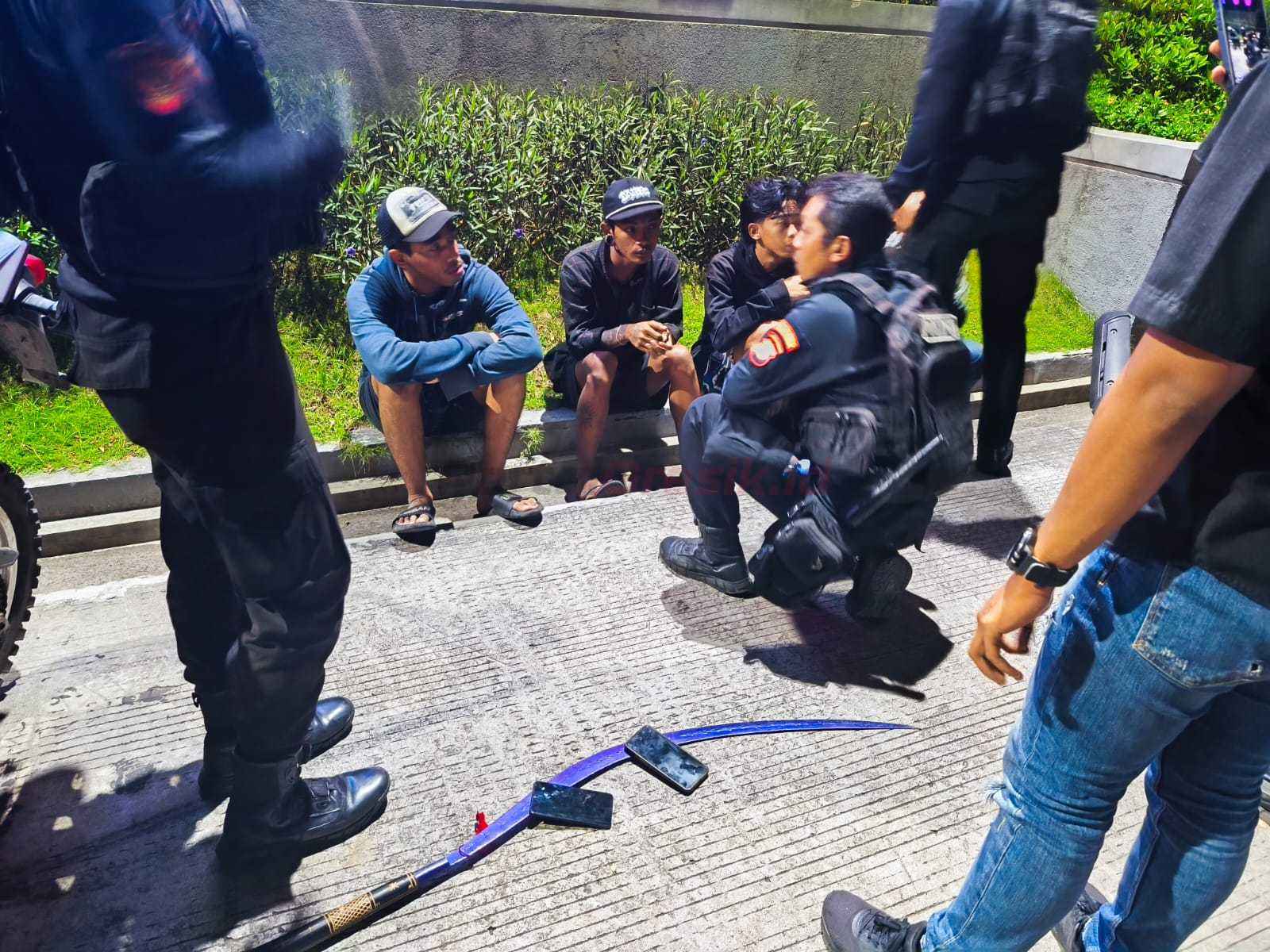 4 Remaja diketahui membawa sebilah celurit Panjang hendak melakukan tawuran , saat diamankan oleh Tim Raimas Kalam Munyeng Polres Gresik