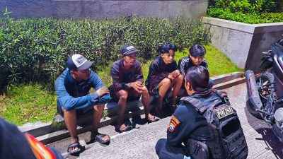 4 Remaja diketahui membawa sebilah celurit Panjang hendak melakukan tawuran , saat diamankan oleh Tim Raimas Kalam Munyeng Polres Gresik